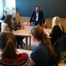 12. april: Kronprins Haakon deltar på Dignity Day og veileder samtalen om verdighet i ST 1B på Vest-Lofoten Videregående skole i Leknes (Foto: Liv Anette Luane, Det kongelige hoff)